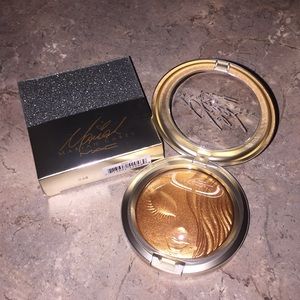 LE MAC ‘My Mimi’ Extra Dimension Skin Finish